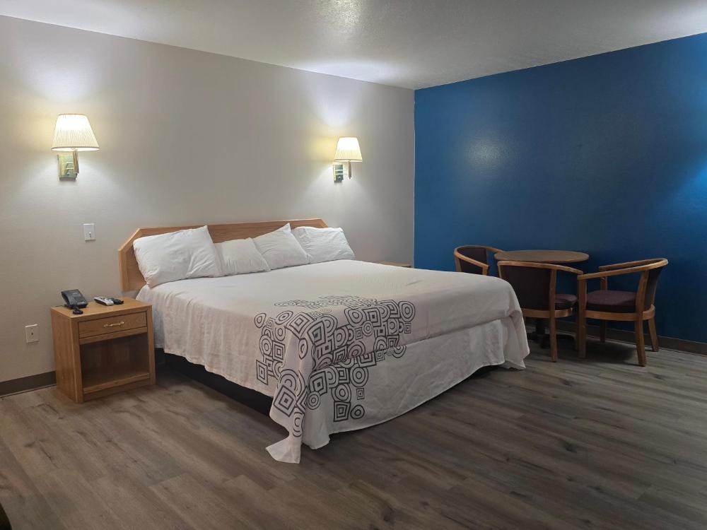Deluxe King Room interior